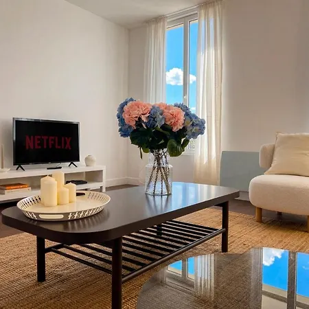 Spacious Designer Duplex 9 Guests Fully Renovated