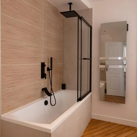 Spacious Designer Duplex 9 Guests Fully Renovated شقة