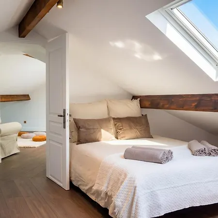 Spacious Designer Duplex 9 Guests Fully Renovated