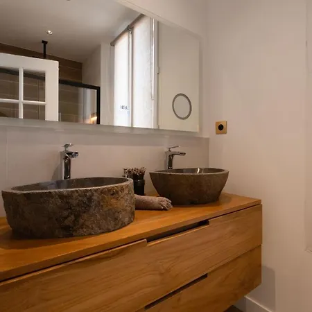 Spacious Designer Duplex 9 Guests Fully Renovated