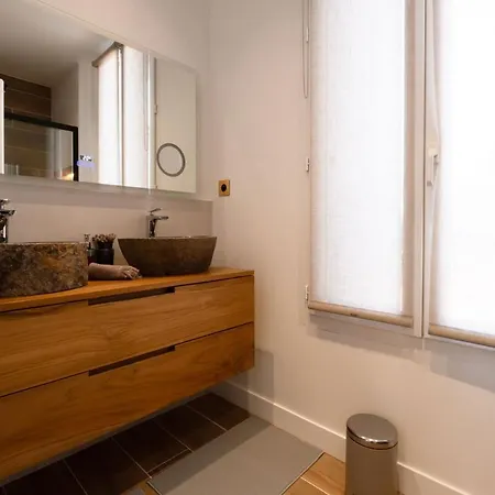 Spacious Designer Duplex 9 Guests Fully Renovated