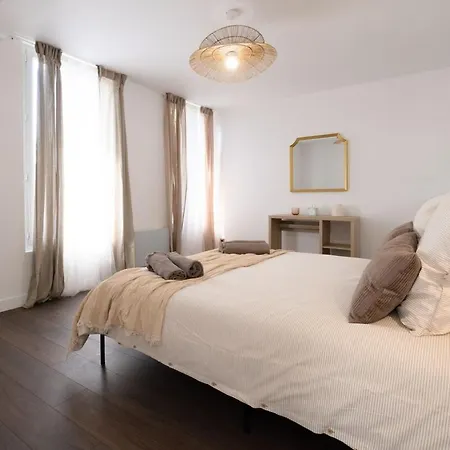 Spacious Designer Duplex 9 Guests Fully Renovated